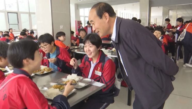 吴景寅平泉一中校长"教育是百年大计,承担着立德树人,为党育才,为国