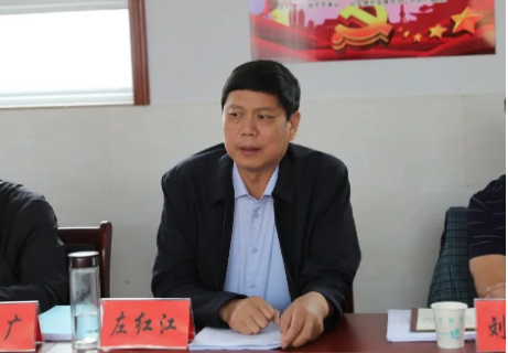 左红江一行到小寺沟镇水泉村进行走访调研,听取小寺沟镇宅基地改革